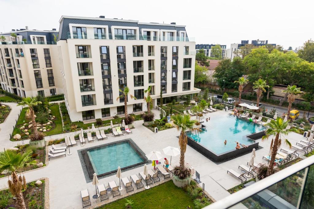 圣君士坦丁和海伦那Apartment B - Lifestyle Holiday的享有酒店空中景色,设有游泳池和棕榈树