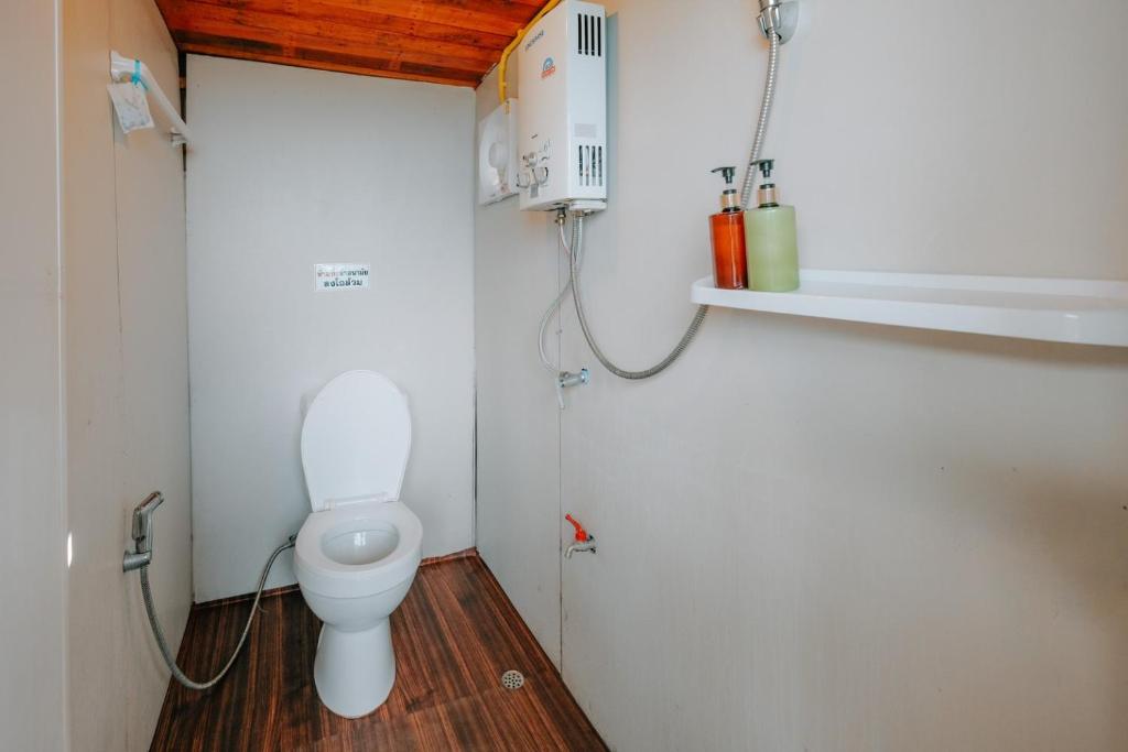 ฮิมสวนโฮมสเตย์的一间小浴室,内设卫生间