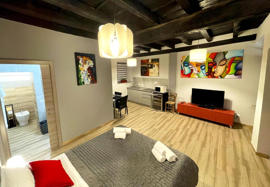 福萨诺LE TORRI Loft Apartment的一间卧室设有一张床和一间客厅。