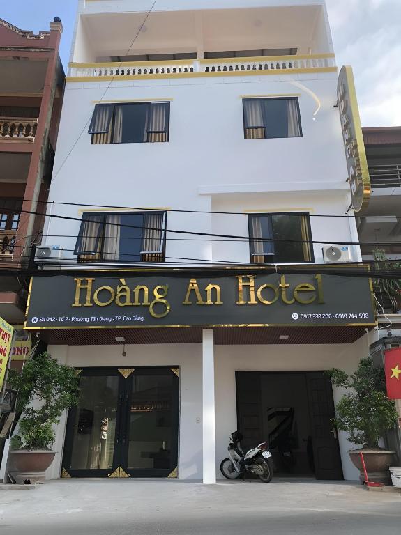 高平Khách Sạn Hoàng An的标有读红酒店字样的酒店