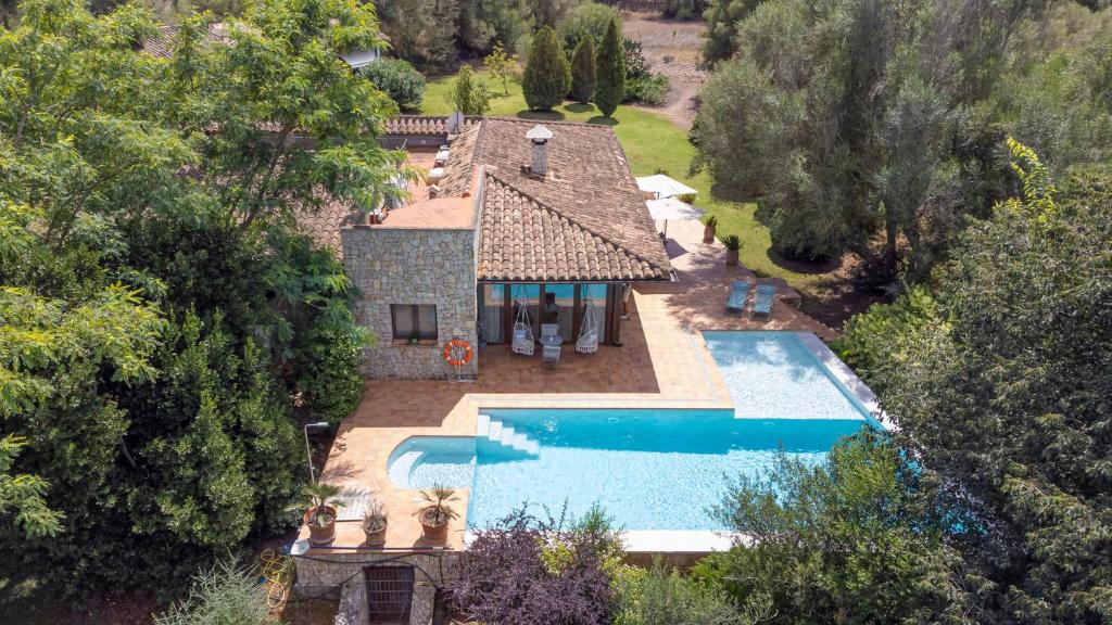 森瑟勒斯Villa Casa Del Talaiot Sencelles的享有带游泳池的房屋的空中景致