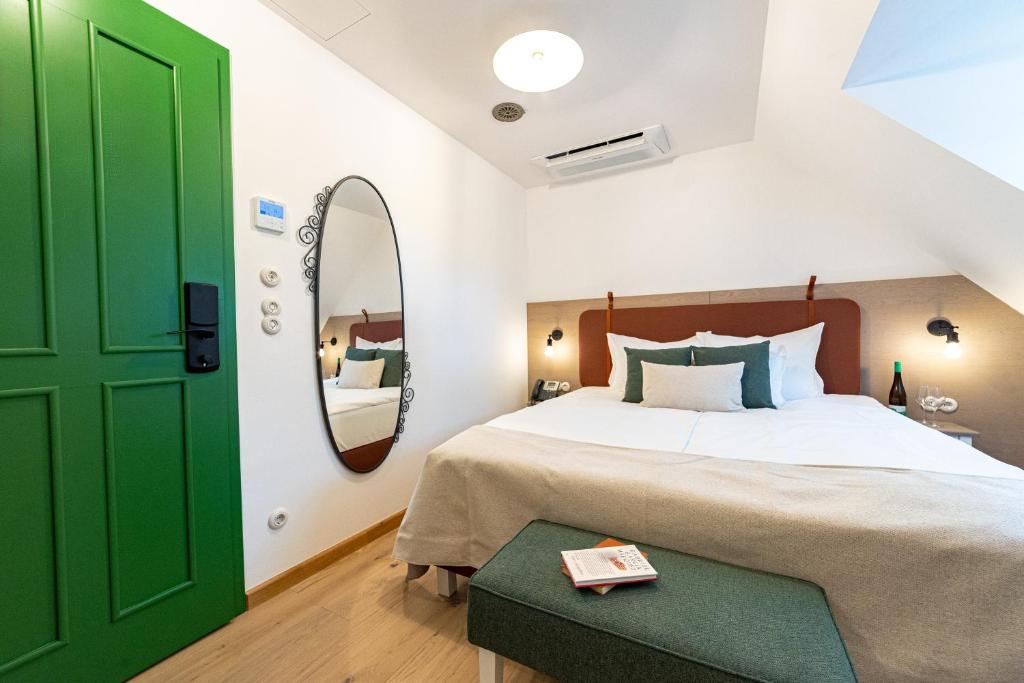 布达佩斯Czakó Bed&Breakfast的一间卧室设有绿门和一张床