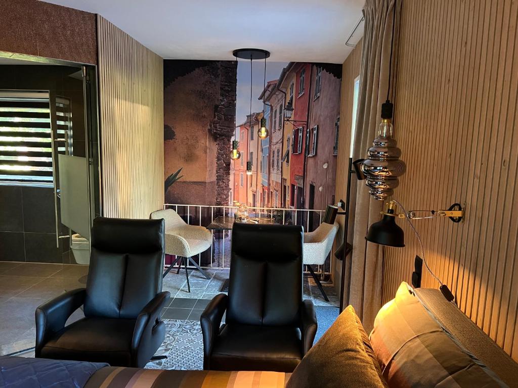 莱森Luxe Mediterraanse Suite的客厅配有两把椅子和一张沙发