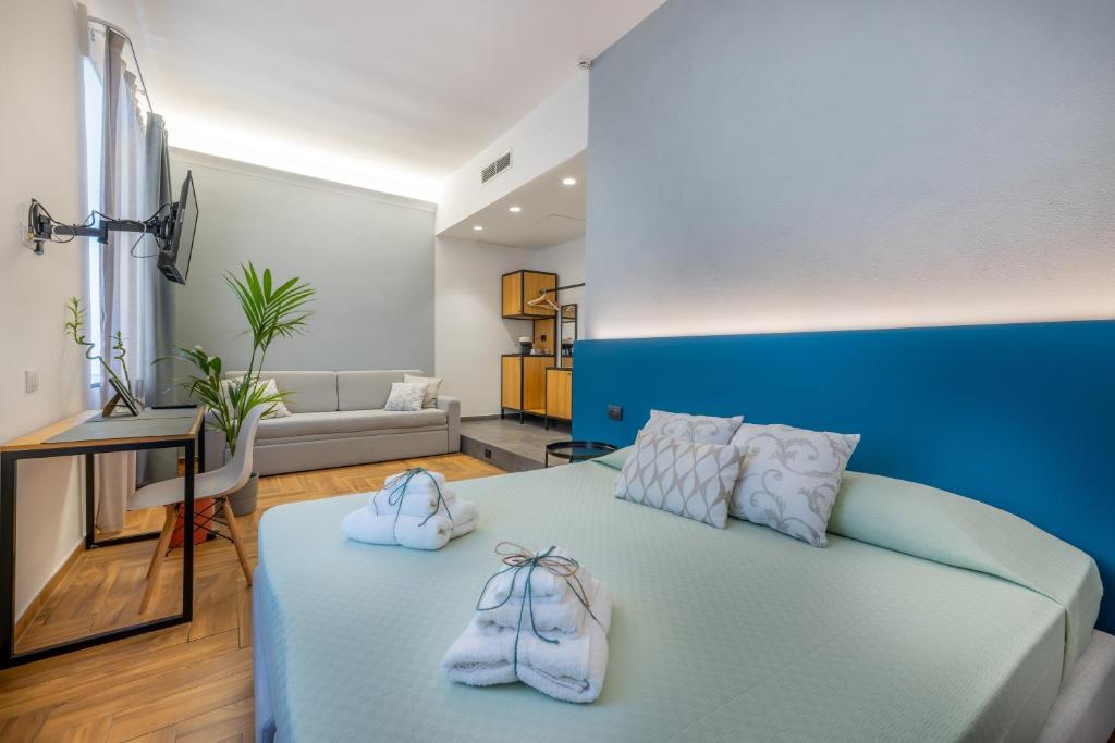 热那亚URBANFLORA的一间卧室配有蓝色的床和毛巾
