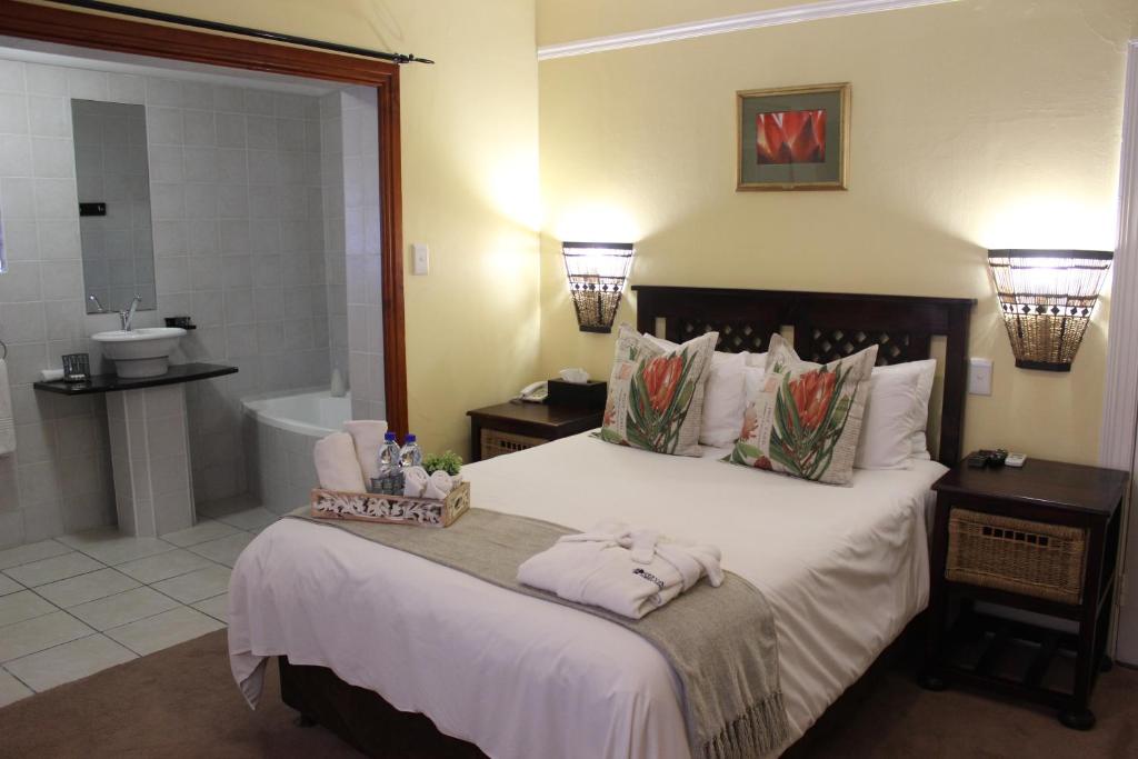 阿尔弗雷德港皇家宾馆的一间带大床的卧室和一间浴室