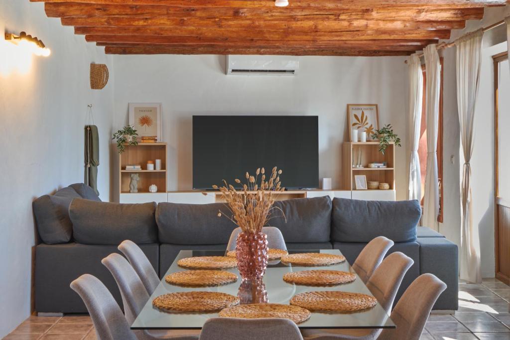 蒂纳霍Casa Rural Nel的客厅配有桌子和沙发