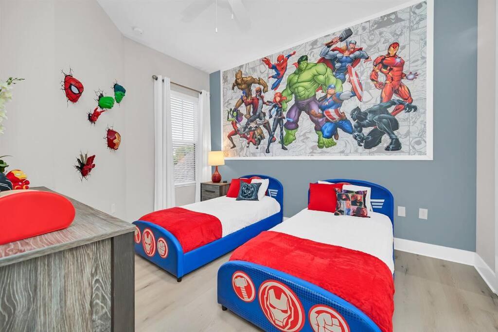 奥兰多Magical Residence Resort, 5 min Disney的一间卧室设有两张床和奇妙的壁画