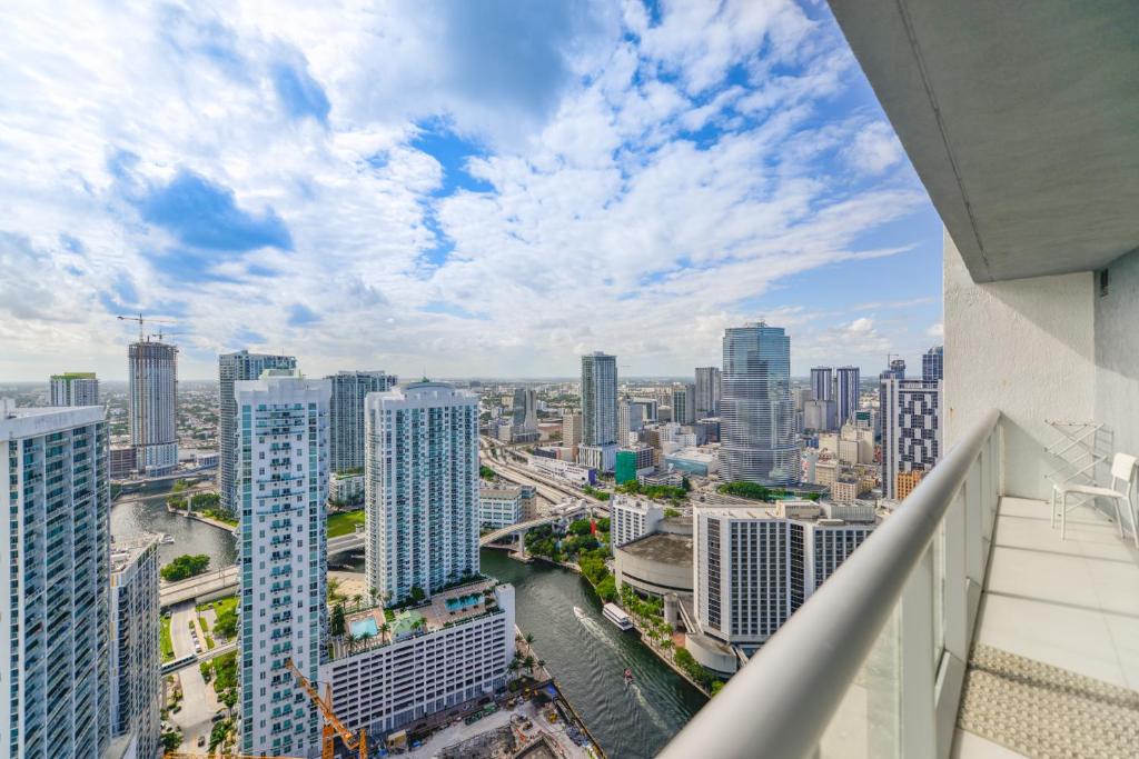 迈阿密艾康45楼奢华套房公寓的从大楼的阳台上可欣赏到城市景观