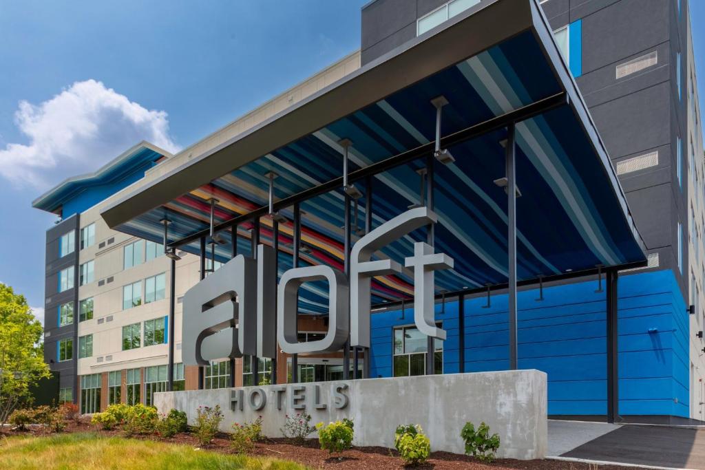 纳什维尔Aloft Nashville Airport的带有标志的办公楼