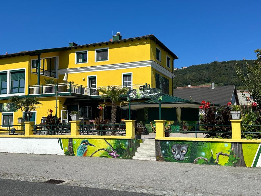 多瑙河畔的马尔巴赫Johnys Jungle的旁边是一座涂有涂鸦的黄色建筑