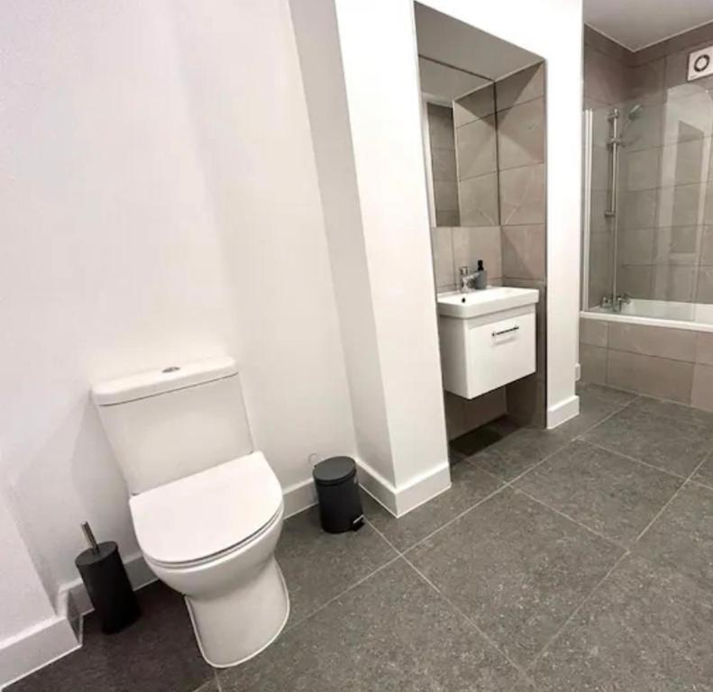 芬奇利2 Bedroom Luxury Appartment的浴室配有白色卫生间和盥洗盆。