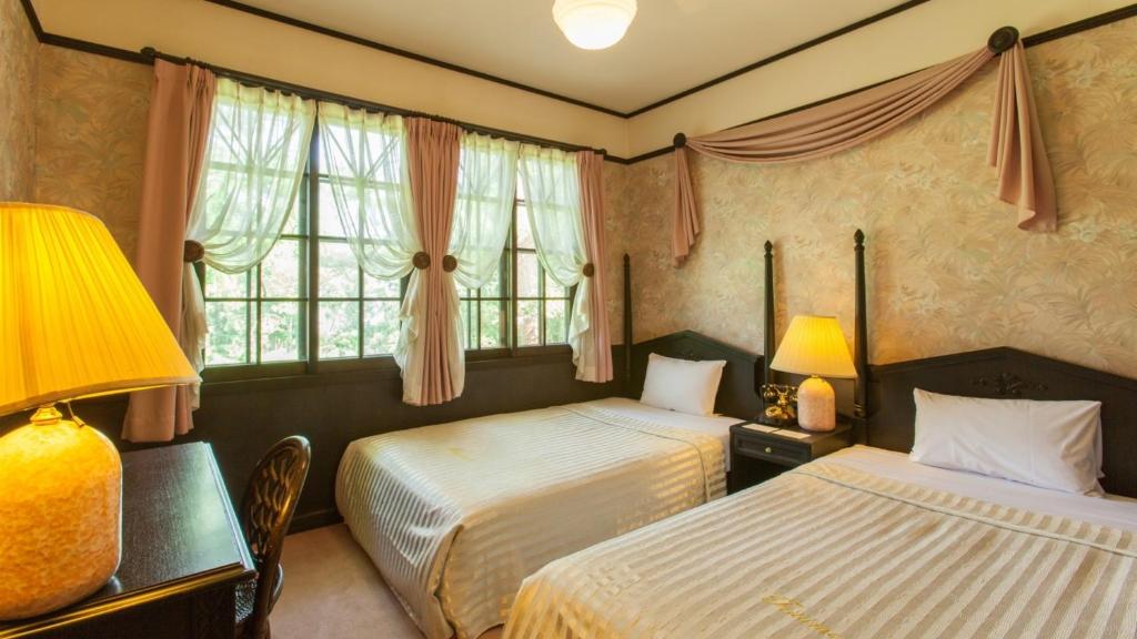 白马村Restaurant & Hotel Traumerei - Vacation STAY 16060v的酒店客房设有两张床和窗户。
