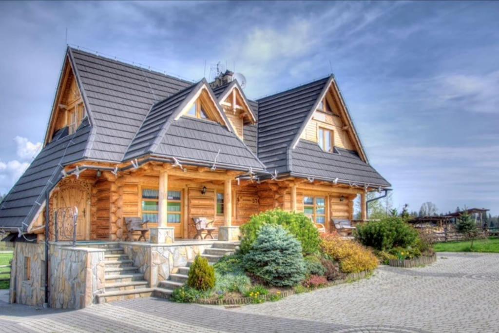 Bańska NiżnaDomki u Marii- agroturystyka的小木屋,设有黑色屋顶