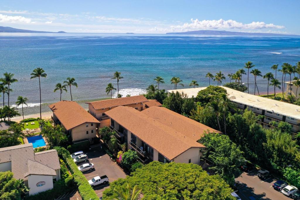 怀卢库Suite Maui Paradise Condo的享有棕榈树和海洋度假村的空中景致