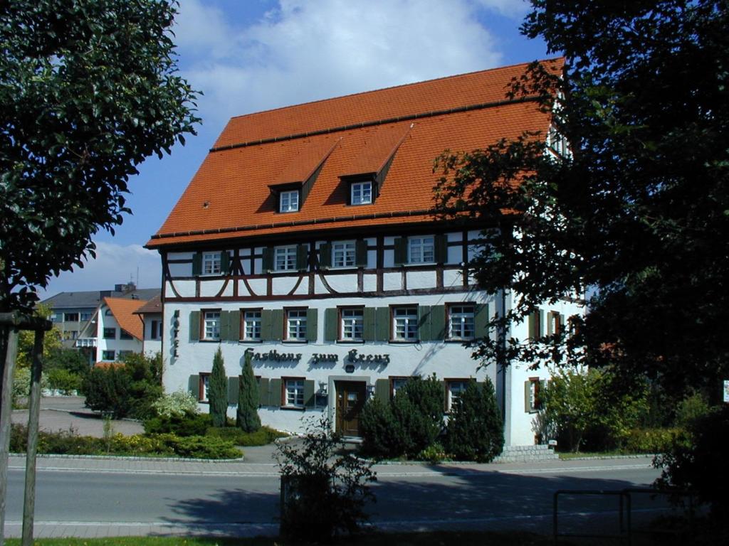 斯特滕阿卡顿玛Gasthaus Hotel zum Kreuz的一座白色的大建筑,有红色的屋顶