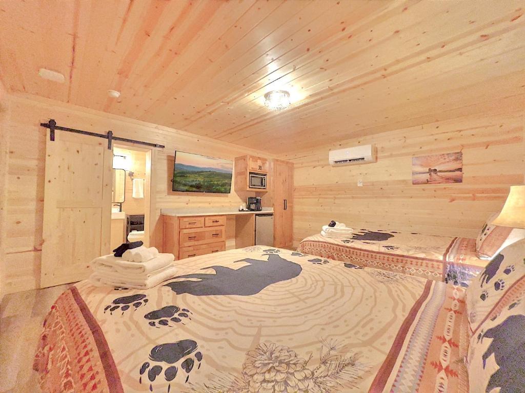 海厄沃西Retreat on the Lake的小木屋内一间卧室,配有一张大床
