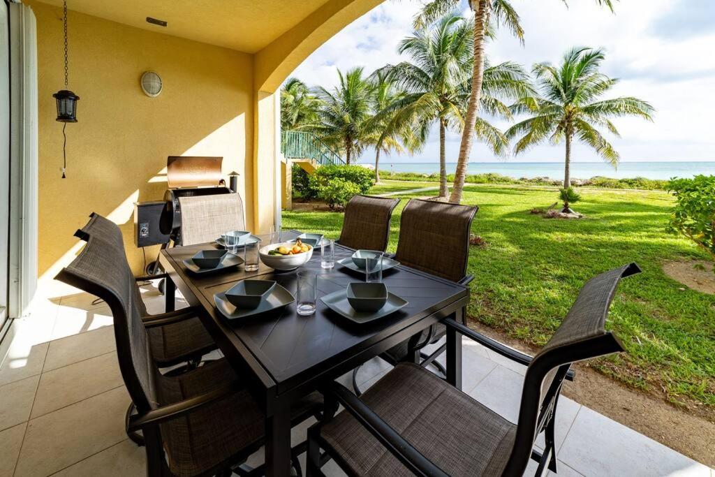 自由港市Paradise Retreat, A Tropical Oceanfront Villa的海景露台配有桌椅