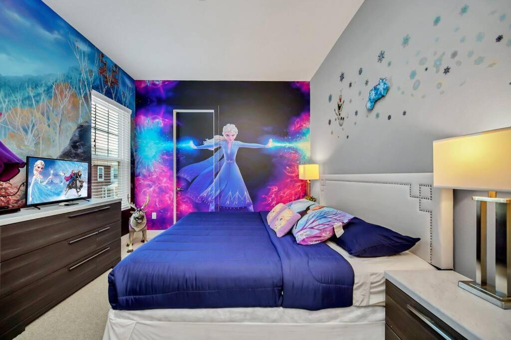 奥兰多NEW awesome dream house, 5 Min to Disney的卧室配有一张蓝色的床,墙上挂着一幅画