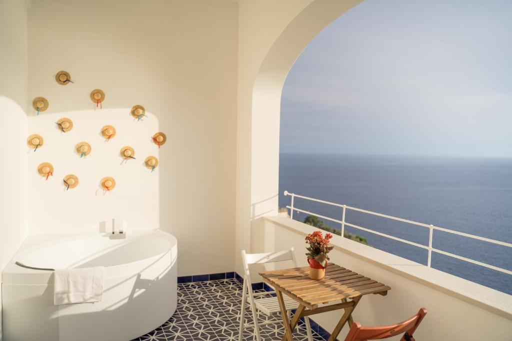 普莱伊亚诺Pezz Pezz的带浴缸的浴室和海景阳台。