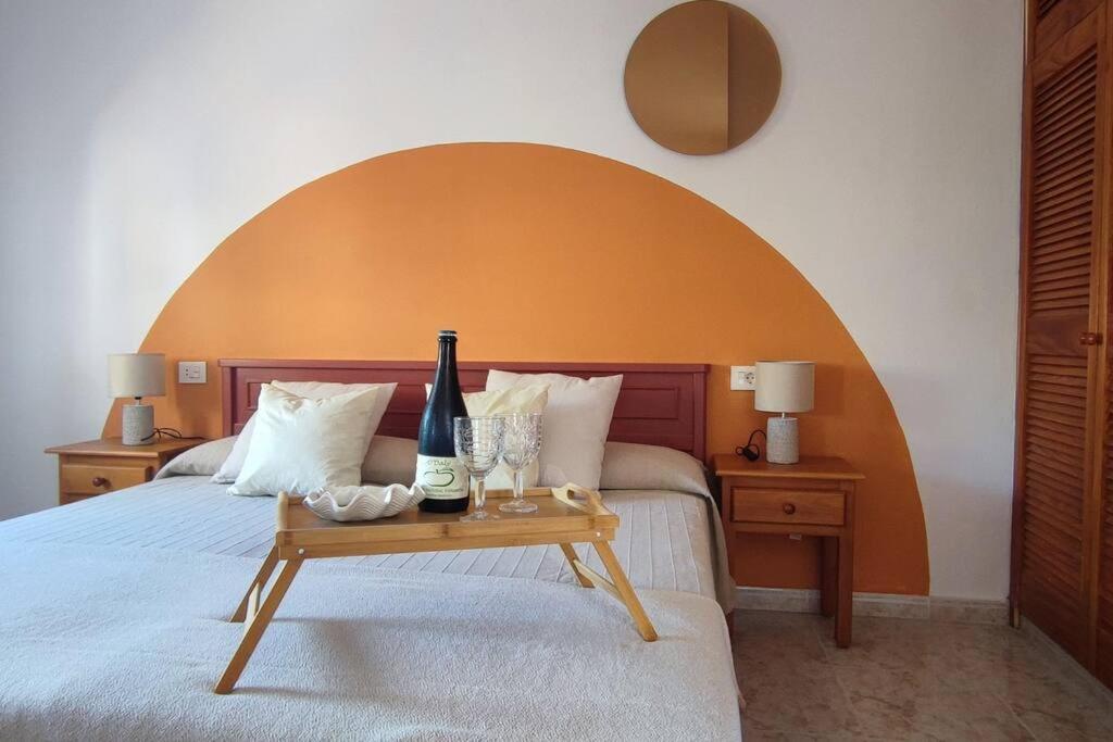 马佐Finca de Sal的一张桌子上带两瓶葡萄酒的床
