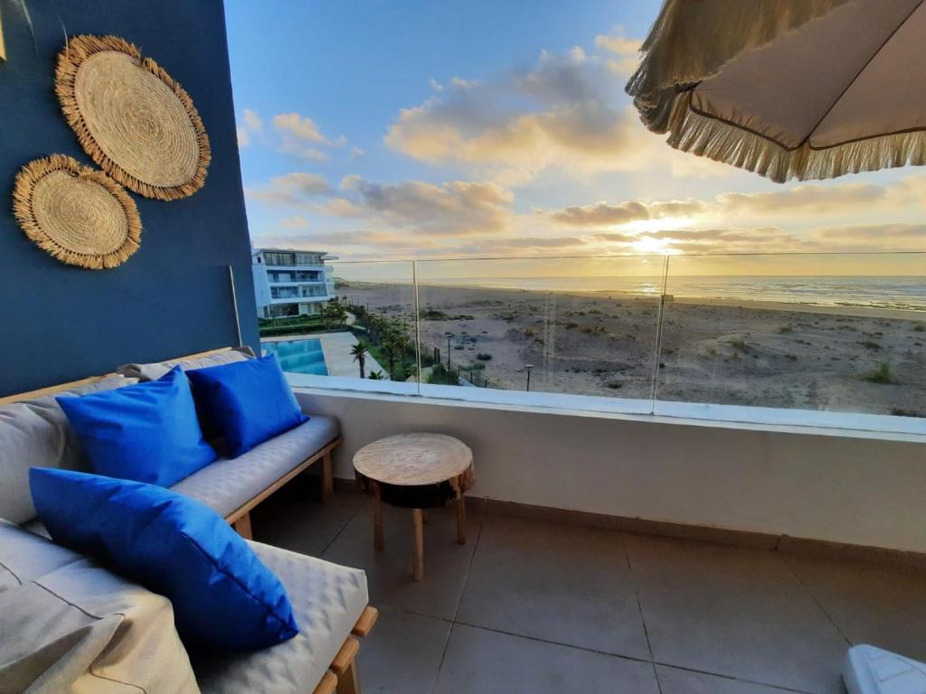西迪拉哈尔Sidi Rahal Blue View, Beachfront wide seaview with pool的海景客厅