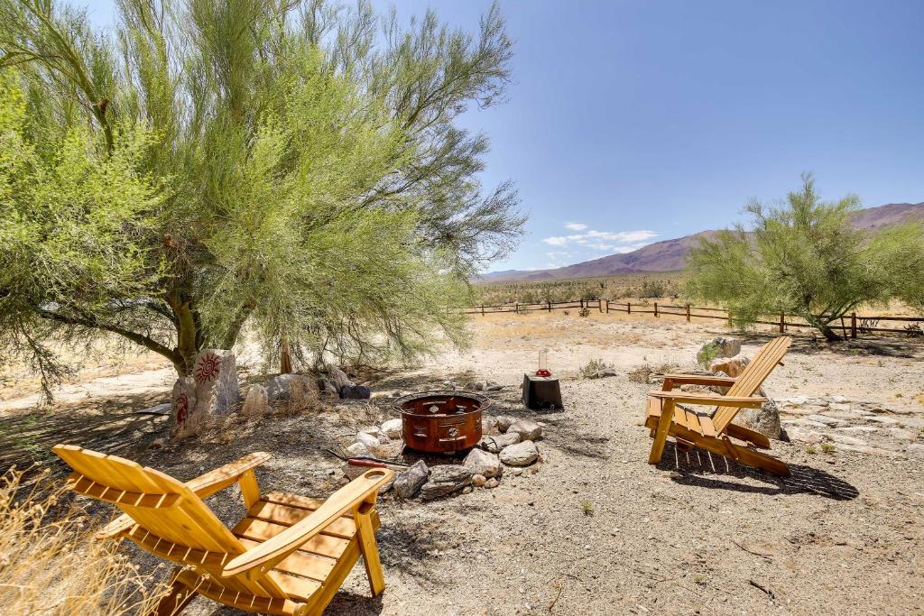 博雷戈斯普林斯Borrego Springs Stargazing Home with Mtn Views的沙漠中的一组椅子和 ⁇ 火