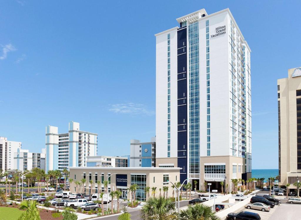 默特尔比奇Hilton Grand Vacations Club Ocean 22 Myrtle Beach的城市中一座高层建筑的效果图