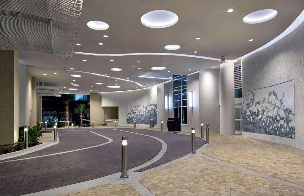 默特尔比奇Hilton Grand Vacations Club Ocean 22 Myrtle Beach的大型大堂设有圆形天花板和灯