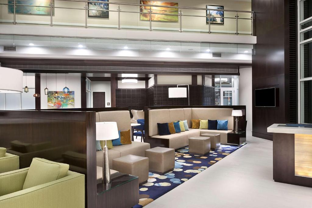 默特尔比奇Hilton Grand Vacations Club Ocean 22 Myrtle Beach的大堂设有带沙发和电视的等候室
