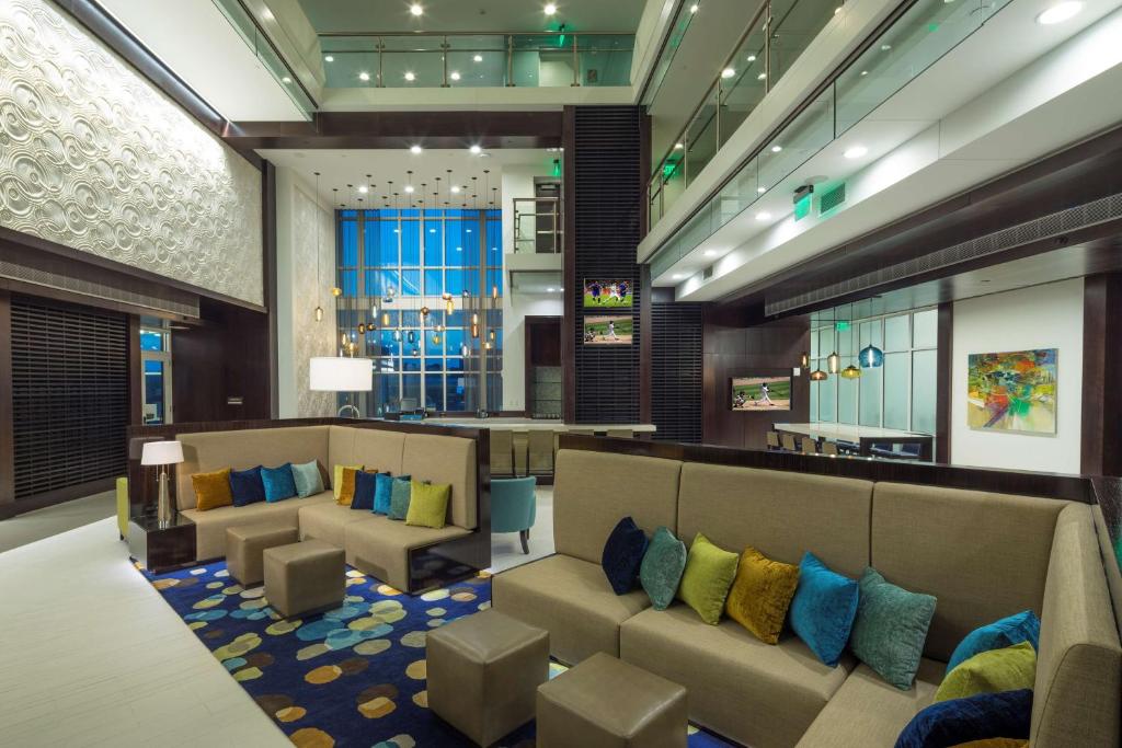 默特尔比奇Hilton Grand Vacations Club Ocean 22 Myrtle Beach的大堂配有沙发和枕头。