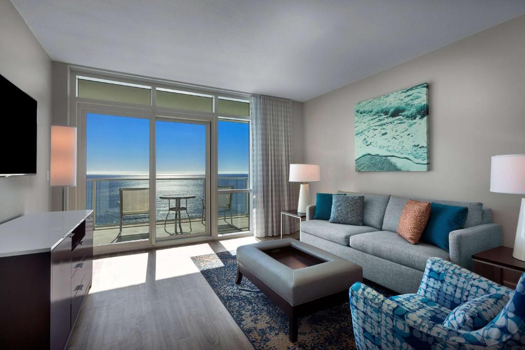 Hilton Grand Vacations Club Ocean 22 Myrtle Beach的休息区