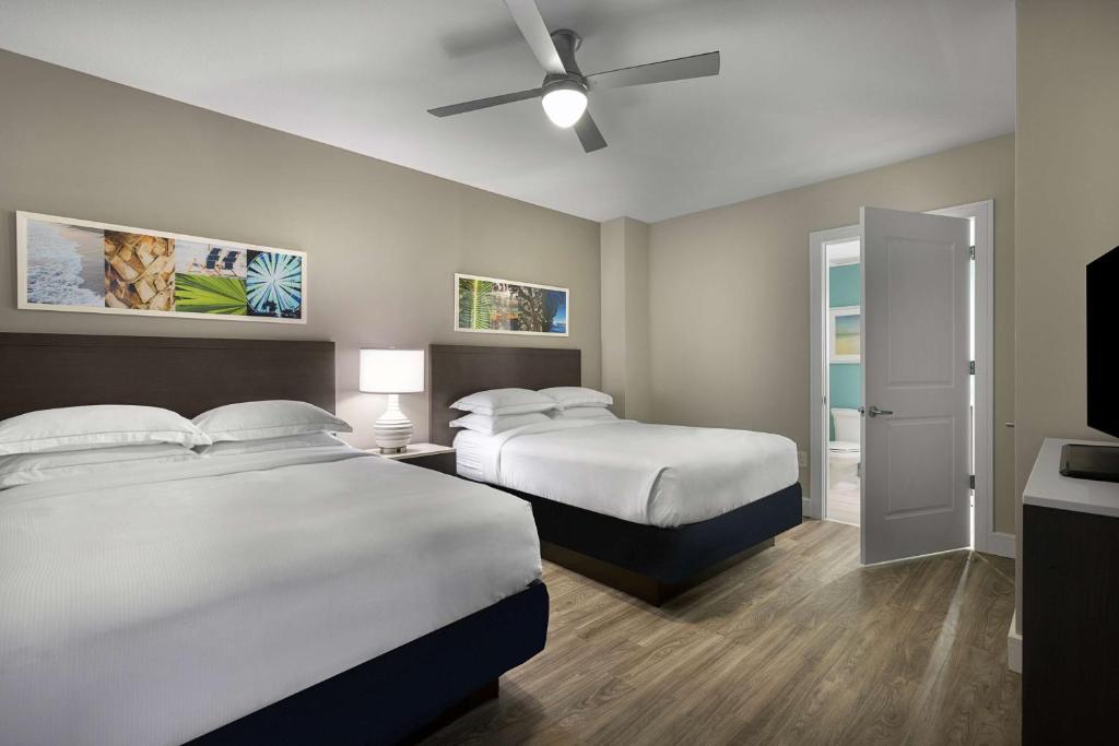 Hilton Grand Vacations Club Ocean 22 Myrtle Beach客房内的一张或多张床位
