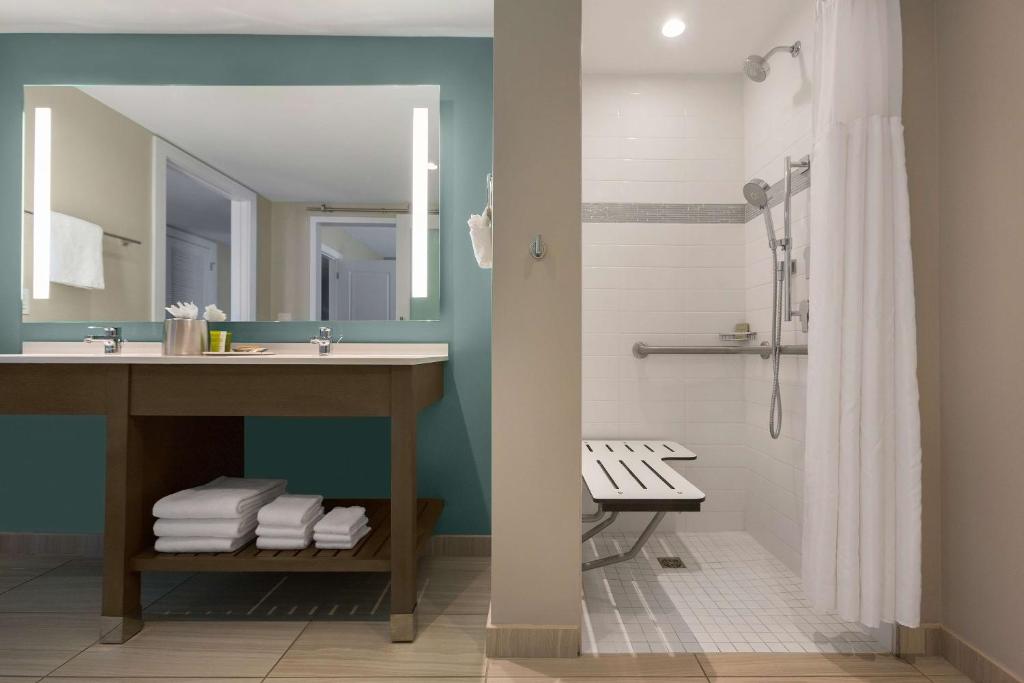 Hilton Grand Vacations Club Ocean 22 Myrtle Beach的一间浴室