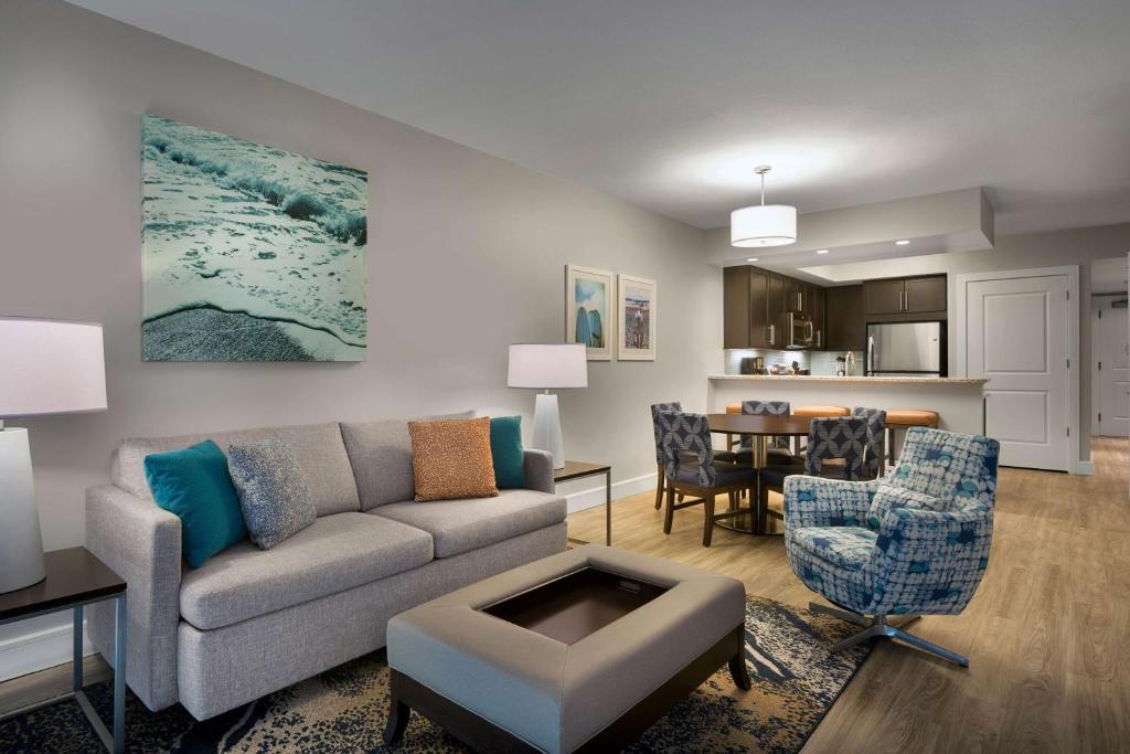 Hilton Grand Vacations Club Ocean 22 Myrtle Beach的休息区
