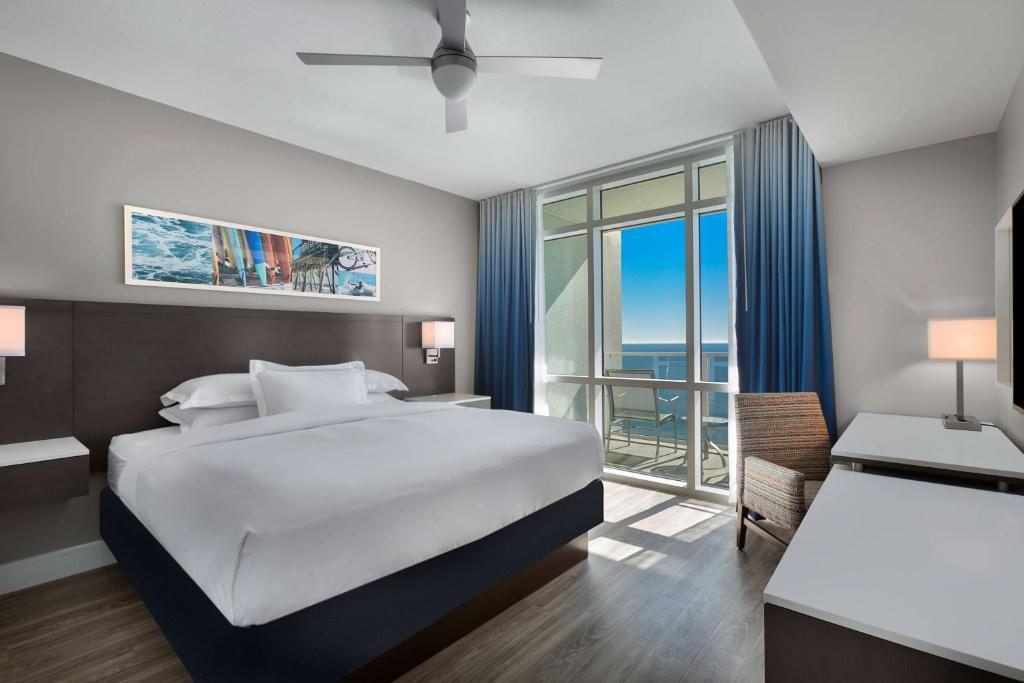 Hilton Grand Vacations Club Ocean 22 Myrtle Beach客房内的一张或多张床位