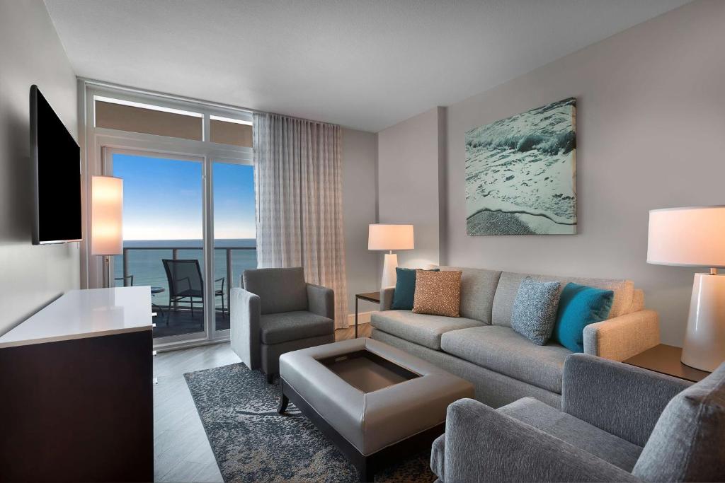 Hilton Grand Vacations Club Ocean 22 Myrtle Beach的休息区