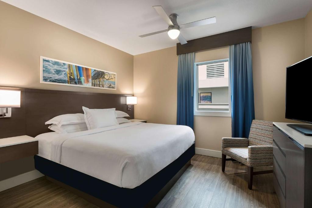Hilton Grand Vacations Club Ocean 22 Myrtle Beach客房内的一张或多张床位
