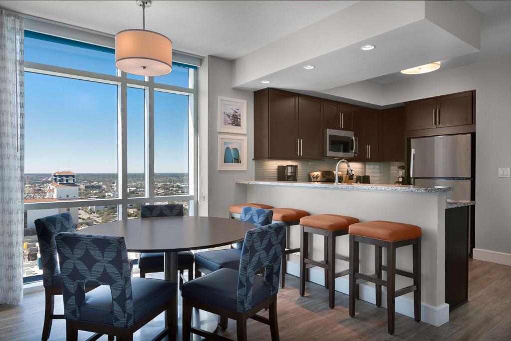 Hilton Grand Vacations Club Ocean 22 Myrtle Beach的厨房或小厨房