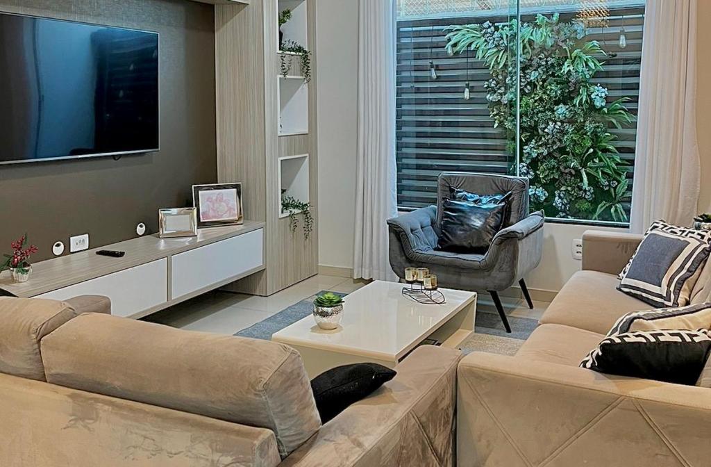 马卡帕Casa Almirante Premium的客厅配有两张沙发和一台电视机