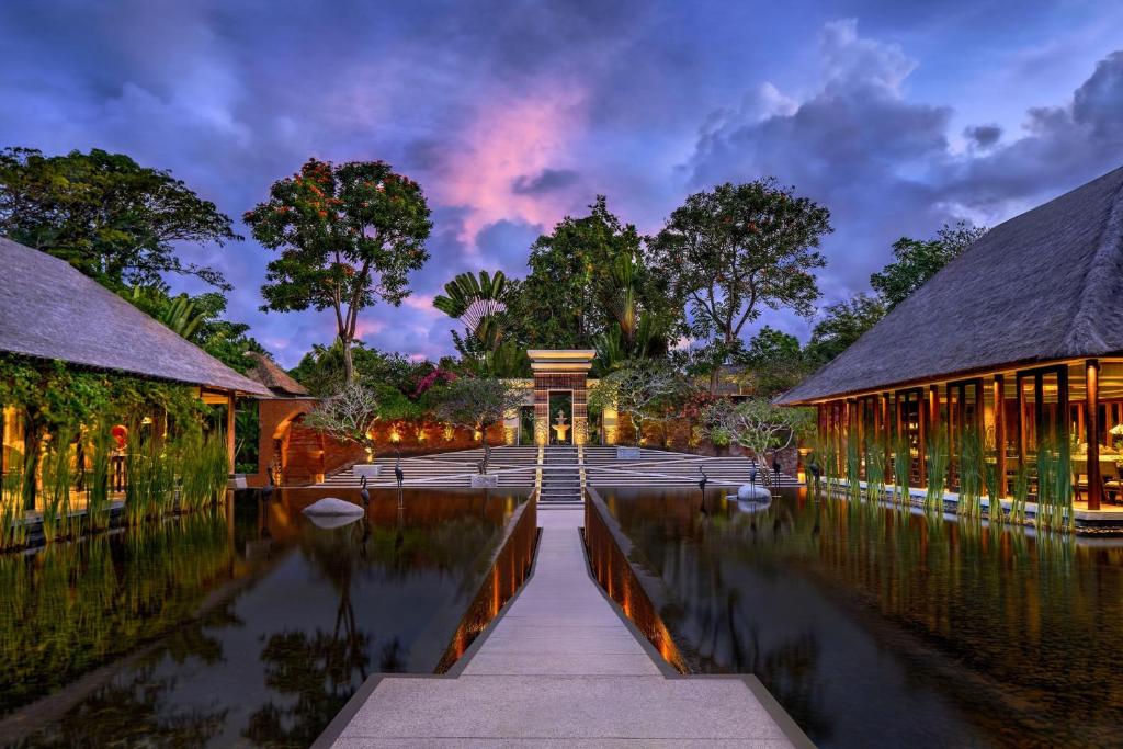 努沙杜瓦Amarterra Villas Resort Bali Nusa Dua, Autograph Collection的前面有池塘的建筑