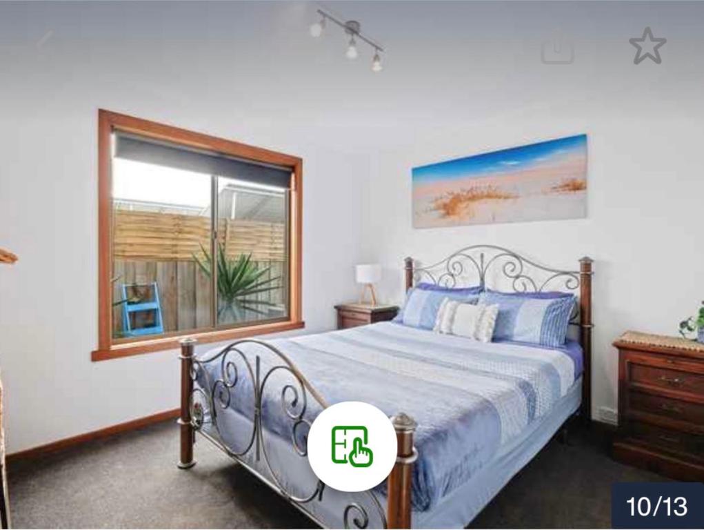卡尔斯OwLHouse on Island的一间卧室设有一张床和一个窗口