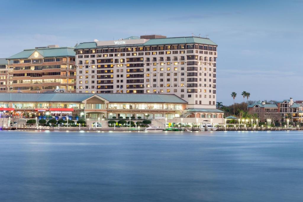 坦帕坦帕海滨威斯汀酒店的一大片水边的大建筑