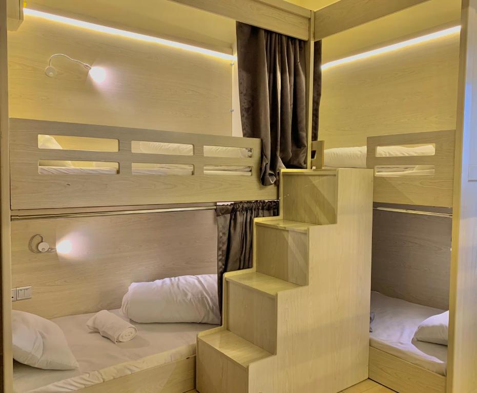 迪拜Marina Homes的一间小房间,内设两张双层床