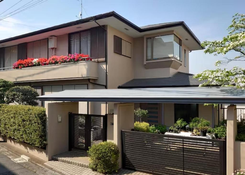 东京眺めのいい一軒家的前面有黑色围栏的房子
