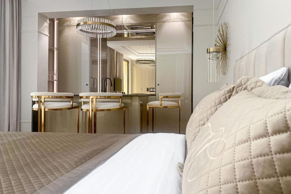 蒙特卡罗Monaco Premium Suites - NEW的一间卧室配有床、水槽和镜子