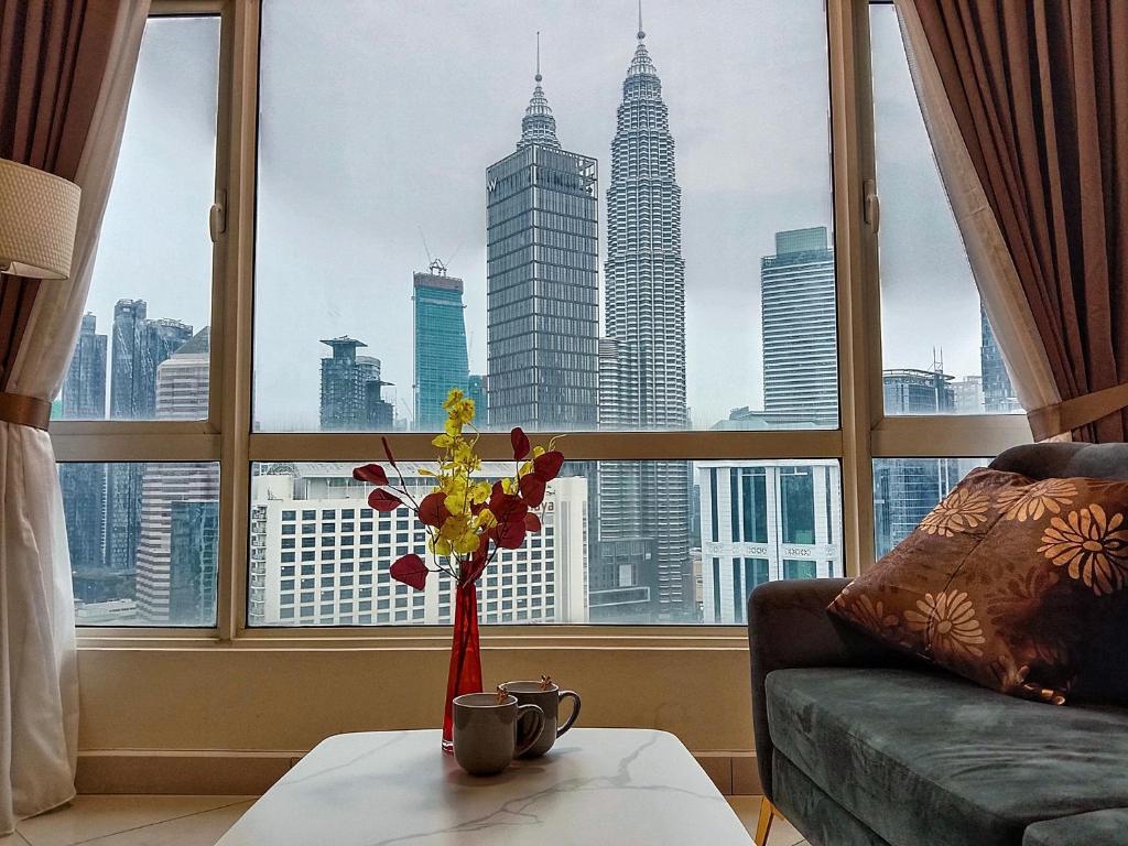 吉隆坡Habibi HoMe KLCC的客厅设有窗户,享有城市美景