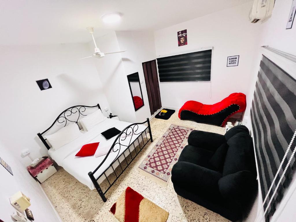 瓦迪穆萨Desert Moon的一间卧室配有一张床、一张沙发和一张床