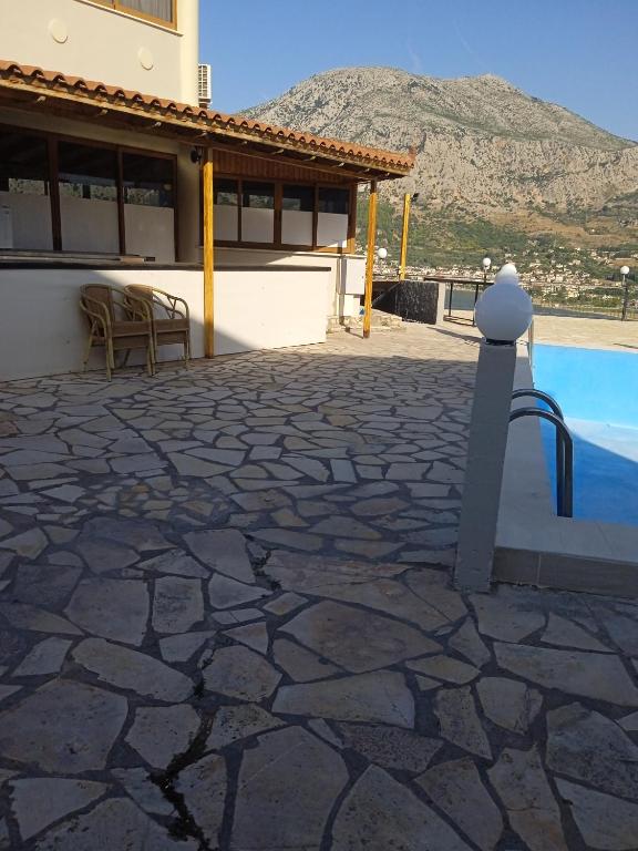 阿斯塔科斯Golden village的一个带游泳池和房子的庭院