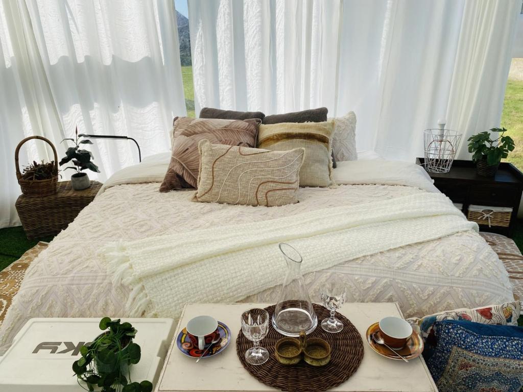 ComaumCoonawarra Hampton Bubble 2的一间卧室配有一张带白色窗帘的床和两张桌子