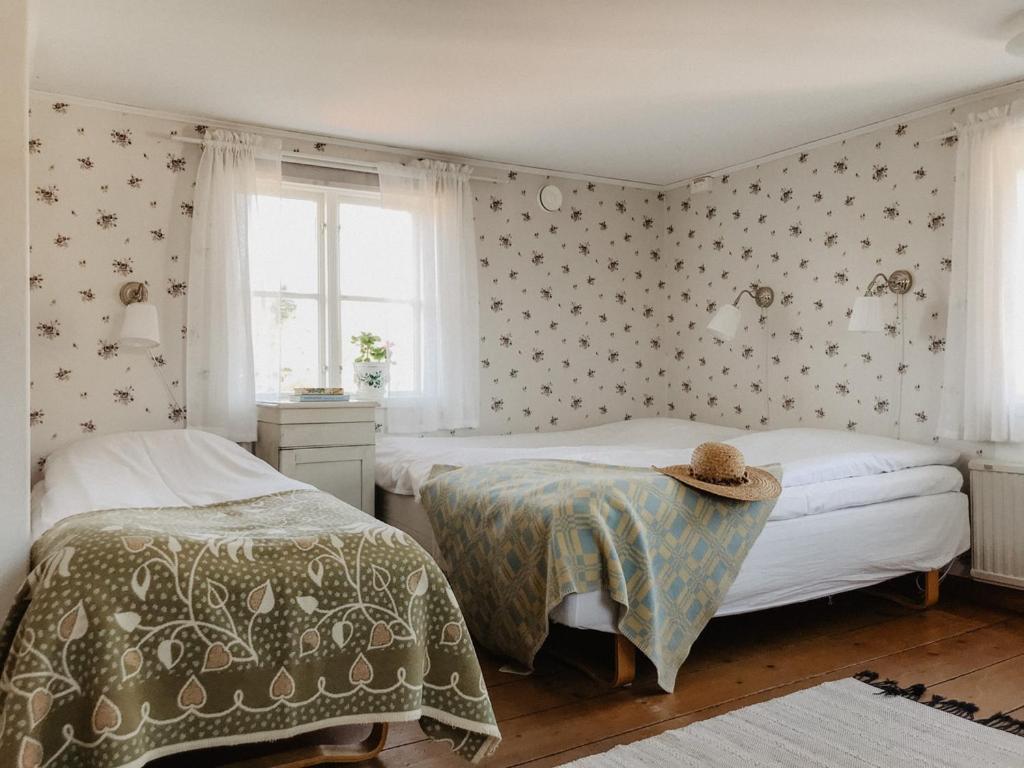 ArholmaBull-August gård vandrarhem/hostel的一间卧室设有两张床和窗户。